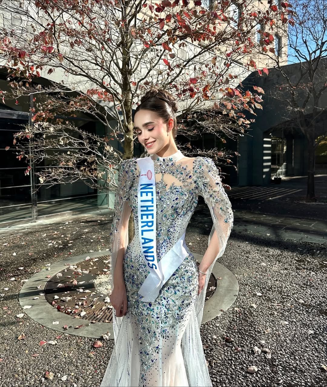 Đại diện Hà Lan - Serena Darder là một trong những ứng viên sáng giá của châu Âu. Serena từng tham dự Miss Cosmo tại Việt Nam và lọt vào top 21. Cô được nhận xét có gương mặt thanh lịch, phong thái sang trọng. Trong quá trình tham gia Hoa hậu Quốc tế 2025 ở Nhật Bản, Serena ghi điểm với những bộ váy áo lộng lẫy, chuyên nghiệp.