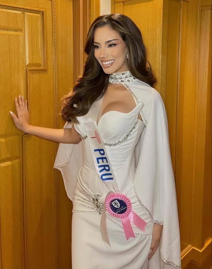 Đại diện Peru - Nathie Quijano đang được đánh giá là ứng viên sáng giá nhất cho vương miện. Trong bán kết hôm 24/11, cô có hai phần thi áo tắm, dạ hội ấn tượng. Nathie Quijano 23 tuổi, là người mẫu, có bằng cử nhân báo chí. Người đẹp có kinh nghiệm thi sắc đẹp ấn tượng, từng tham dự Miss Teen Model Puno 2016, Miss Peru 2023. Peru hiện có thành tích ấn tượng ở Hoa hậu Quốc tế với nhiều năm liền giành giải Á hậu. Khán giả quê nhà kỳ vọng Nathie có thể đem về chiếc vương miện Hoa hậu Quốc tế đầu tiên về Peru.