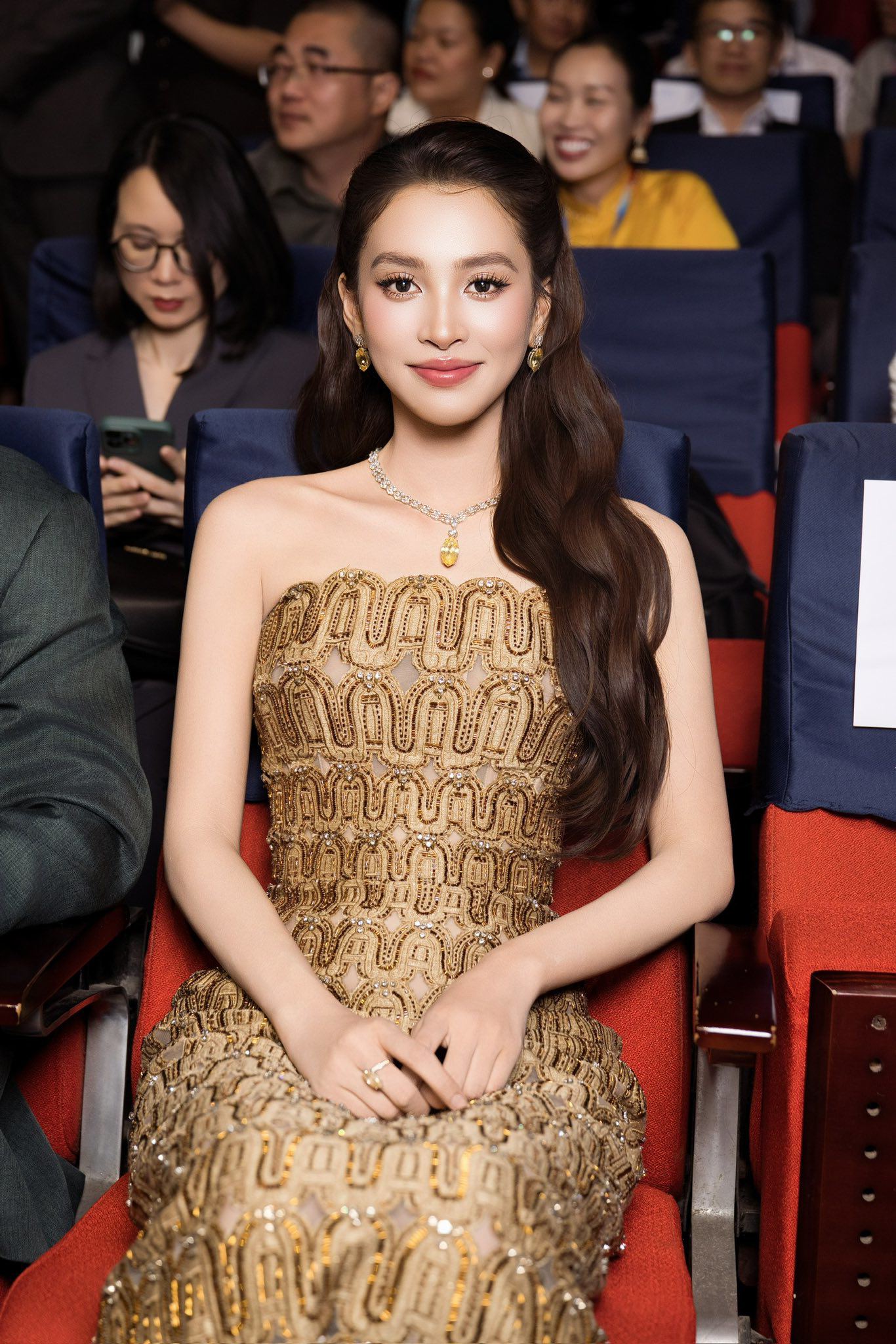 Năm nay, phim “Bộ Tứ Báo Thủ” mà Tiểu Vy đảm nhận vai nữ chính thu về hơn 330 tỷ đồng, trở thành phim Việt có doanh thu cao nhất mùa Tết 2025. Tác phẩm giúp Hoa hậu Việt Nam 2018 khẳng định tiềm năng và sự nghiêm túc với diễn xuất.