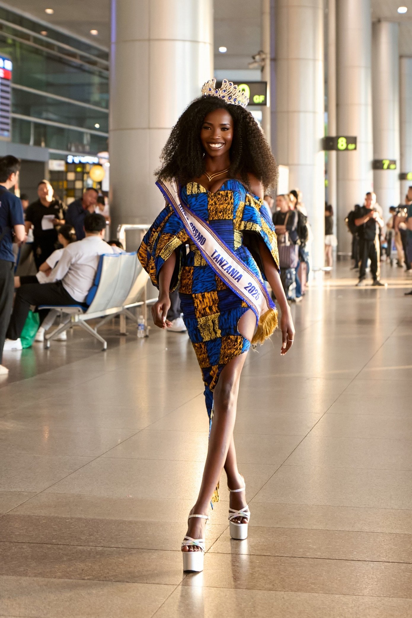 Là thí sinh có mặt sớm nhất, Miss Cosmo Tanzania 2025 Jesca Micca gây chú ý với thần thái tự tin trong bộ trang phục truyền thống kutenge màu xanh small color.