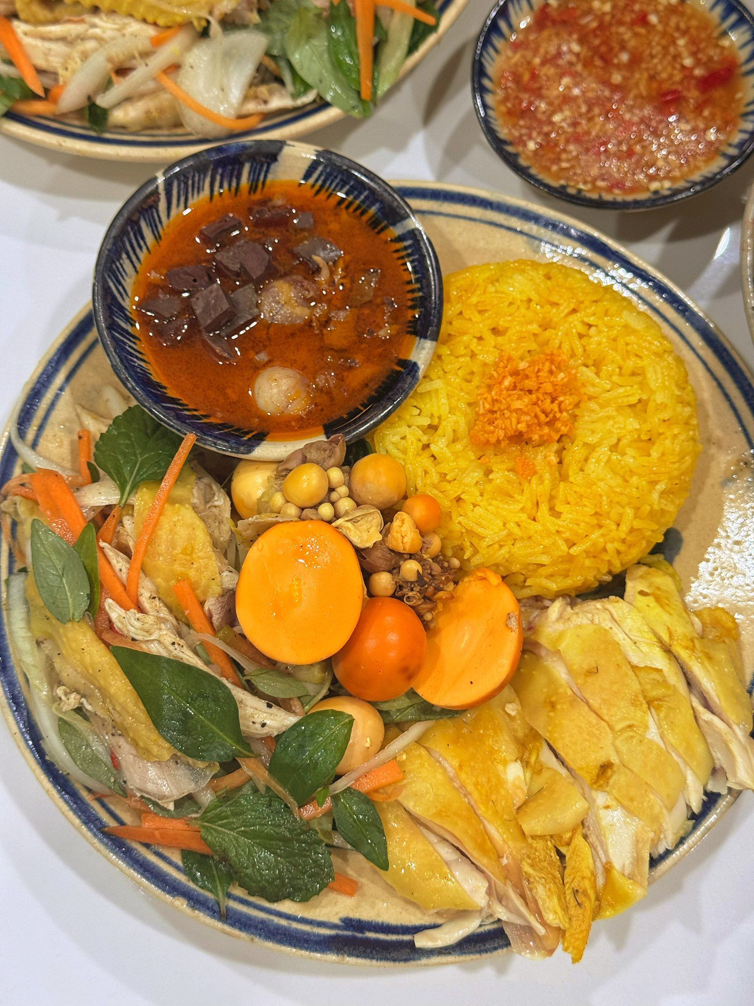 Cơm gà vàng óng, đậm vị, thịt gà luộc thơm mềm, gỏi gà chua ngọt vô cùng hấp dẫn!