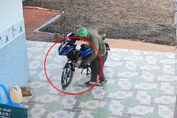 Clip: Vừa dựng chân chống, thanh niên tá hỏa khi bánh trước xe rơi khỏi càng