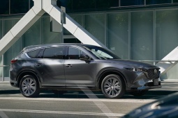 CX-8 đọ nội thất xa xỉ và giá thành với Outlander, dân mê xe khó cưỡng