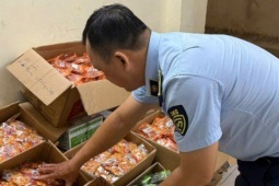 Phát hiện số lượng lớn bánh kẹo bán Tết không rõ xuất xứ
