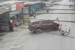 Tin tức trong ngày - Clip tài xế xe bán tải liều lĩnh húc ngã mô tô đặc chủng của CSGT rồi bỏ trốn