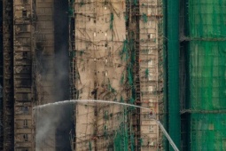 Cháy chung cư ở Hồng Kông: Số người thiệt mạng lên 55 người, 3 tòa nhà còn cháy