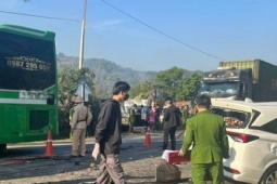 VIDEO: Hiện trường vụ ô tô 7 chỗ tông xe đầu kéo, 4 người tử vong tại chỗ