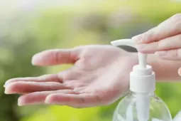 Khởi tố bảo mẫu tắc trách để bé 2 tuổi uống chất tẩy rửa dẫn đến tử vong