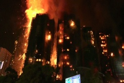 Thế giới - Vụ cháy 8 tòa nhà ở Hong Kong: Bắt giữ 3 người, là những ai?