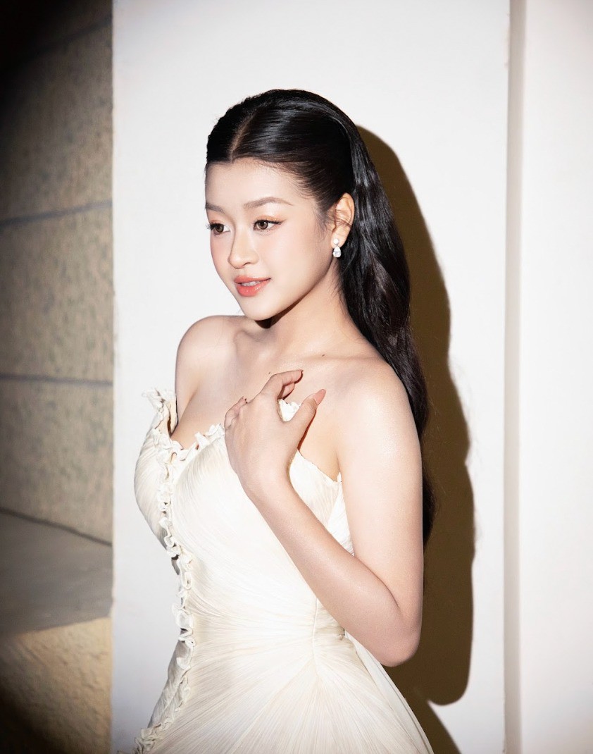 Thảm đỏ lễ bế mạc Liên hoan phim Việt Nam lần thứ 24 còn có sự góp mặt của Á hậu Huỳnh Minh Kiên (váy đen) và La Ngọc Phương Anh - được xem là “em út” trong đại gia đình Sen Vàng, vừa đăng quang ngôi vị Á hậu 4 Miss Grand Vietnam 2025.