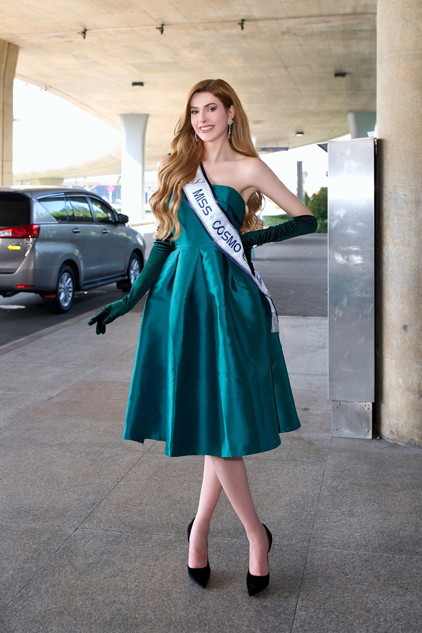 Cùng thời điểm, thí sinh chuyển giới Miss Cosmo Spain (Tây Ban Nha) 2025 Dori Rodríguez cũng đặt chân đến Việt Nam. Cô gây thiện cảm với năng lượng tích cực và câu chuyện nghị lực phía sau hành trình tham gia Miss Cosmo 2025.