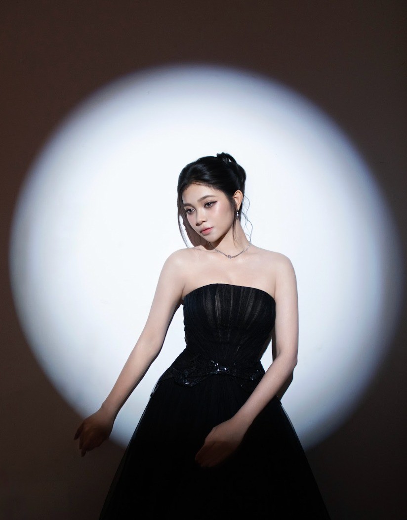 Thảm đỏ lễ bế mạc Liên hoan phim Việt Nam lần thứ 24 còn có sự góp mặt của Á hậu Huỳnh Minh Kiên (váy đen) và La Ngọc Phương Anh - được xem là “em út” trong đại gia đình Sen Vàng, vừa đăng quang ngôi vị Á hậu 4 Miss Grand Vietnam 2025.