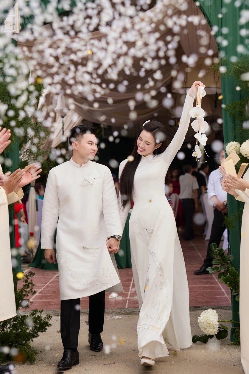 Trong lễ ăn hỏi ở quê nhà, nàng hậu tiếp tục biến thiết kế này thành giày cưới. Dù là giày bệt nhưng phần mũi nhọn kết hợp với áo dài rất hợp, giúp Đỗ Thị Hà nhìn nhẹ nhàng, thanh thoát. Từ khi hẹn hò với thiếu gia Viết Vương, Hoa hậu Việt Nam 2020 có bộ sưu tập giày bệt rất phong phú để không chênh lệch chiều cao với nửa kia.