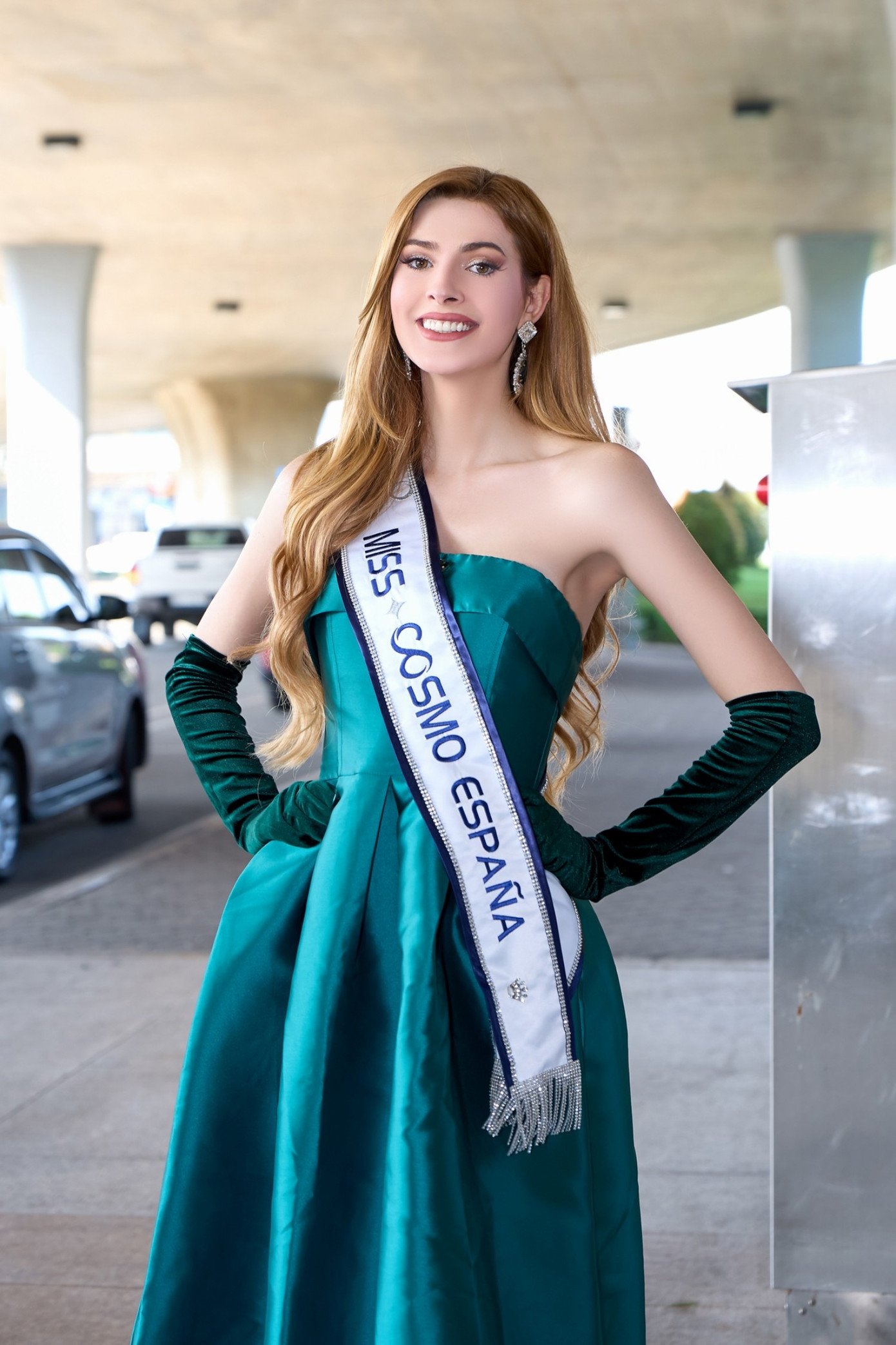 Cùng thời điểm, thí sinh chuyển giới Miss Cosmo Spain (Tây Ban Nha) 2025 Dori Rodríguez cũng đặt chân đến Việt Nam. Cô gây thiện cảm với năng lượng tích cực và câu chuyện nghị lực phía sau hành trình tham gia Miss Cosmo 2025.