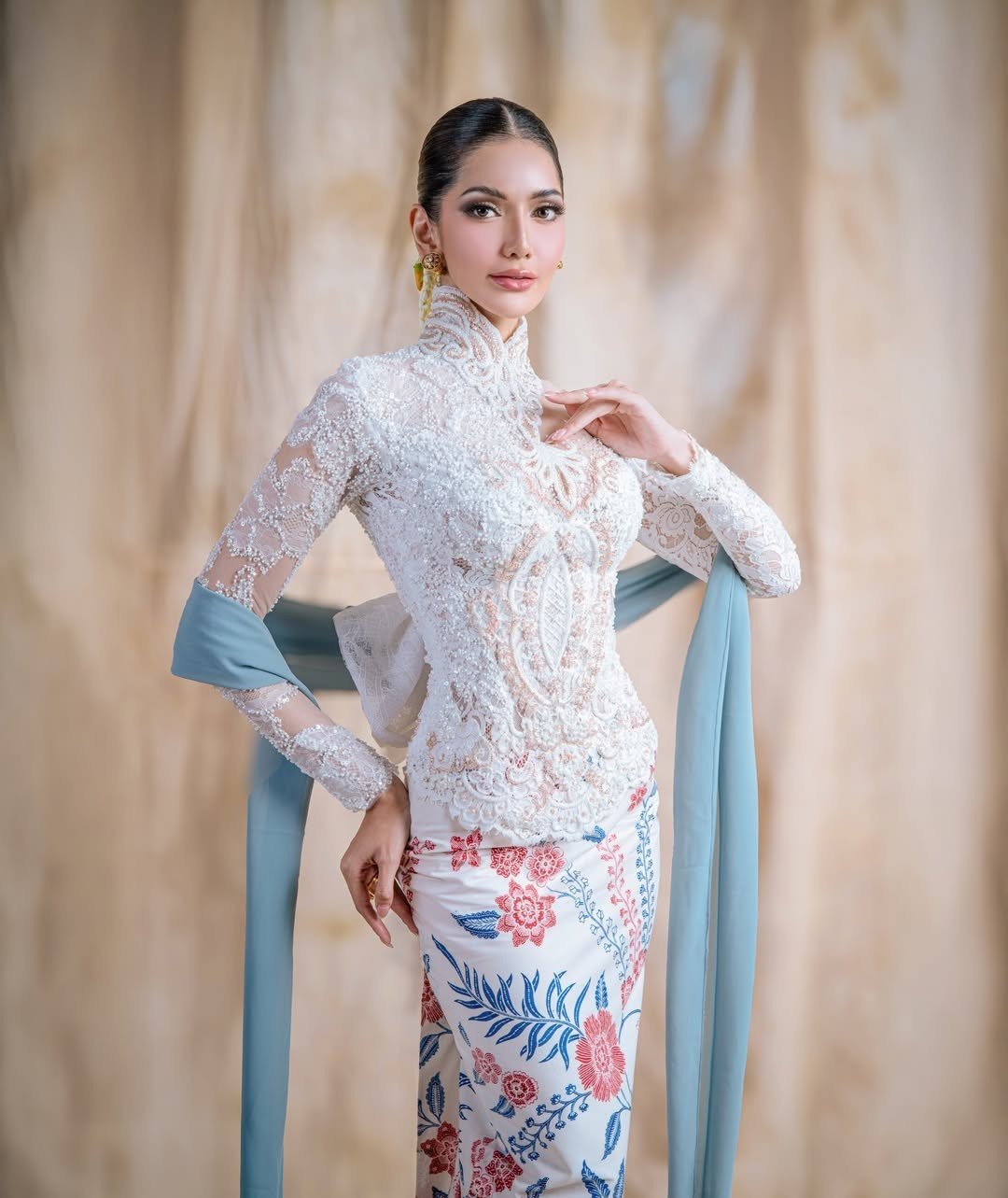 Đại diện Indonesia - Melliza Yulian được nhiều khán giả kỳ vọng đăng quang. Người đẹp 26 tuổi, cao 1,74 m, có nhan sắc hiện đại, quyến rũ. Cô là Á hậu 1 của cuộc thi cấp quốc gia lâu đời, uy tín - Puteri Indonesia 2025. Lần gần đây nhất Indonesia đăng quang Hoa hậu Quốc tế là năm 2017.