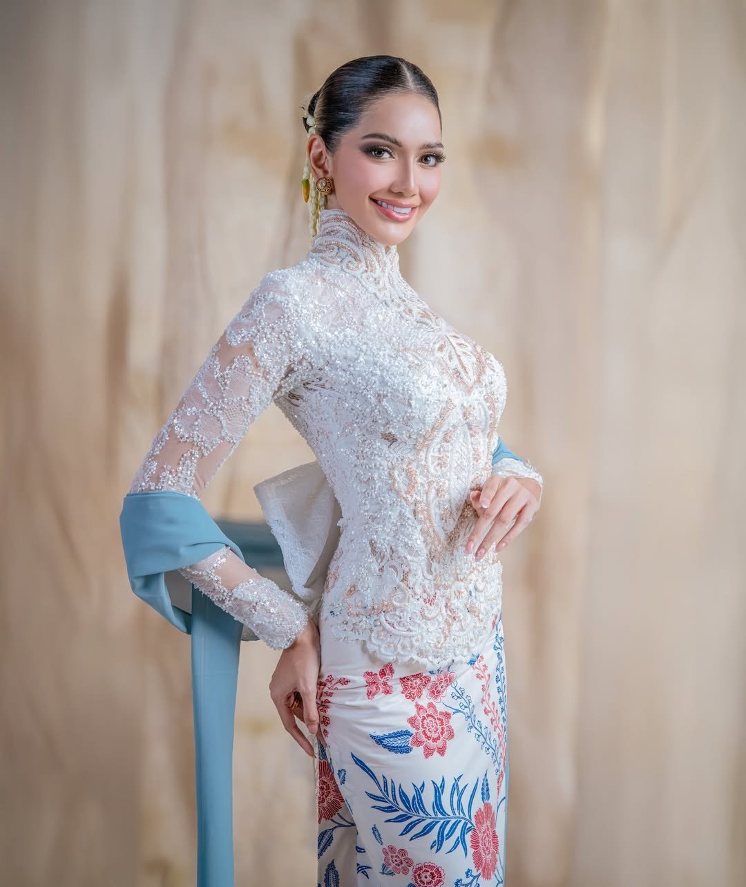 Đại diện Indonesia - Melliza Yulian được nhiều khán giả kỳ vọng đăng quang. Người đẹp 26 tuổi, cao 1,74 m, có nhan sắc hiện đại, quyến rũ. Cô là Á hậu 1 của cuộc thi cấp quốc gia lâu đời, uy tín - Puteri Indonesia 2025. Lần gần đây nhất Indonesia đăng quang Hoa hậu Quốc tế là năm 2017.