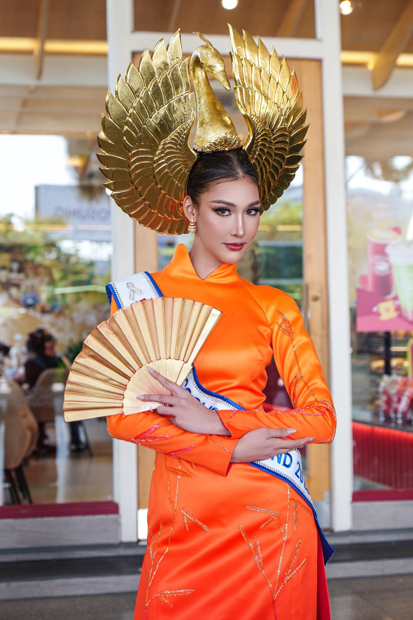 Đại diện Thái Lan Chotnapa Kaewjaru ghi điểm với người hâm mộ nhờ sự chuẩn bị chu đáo. Xuất hiện tại sân bay Việt Nam, cô chọn áo dài kết hợp mấn chim hạc, thể hiện sự tôn trọng với quốc gia chủ nhà.