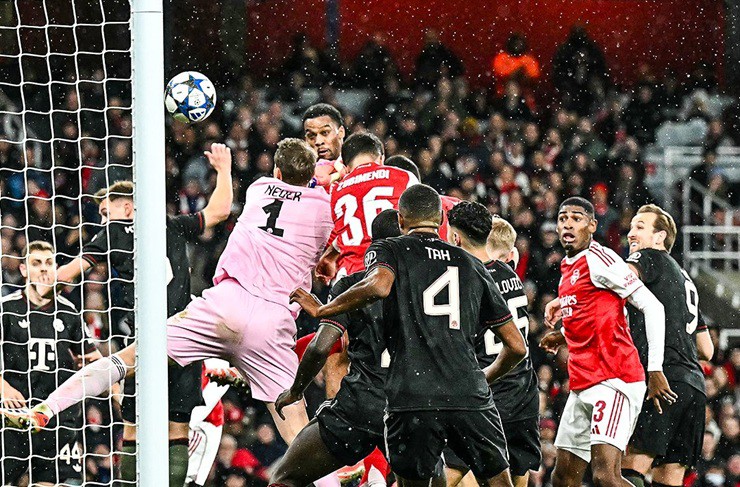 Timber tỏa sáng với bàn thắng từ tình huống cố định sở trường&nbsp;của Arsenal