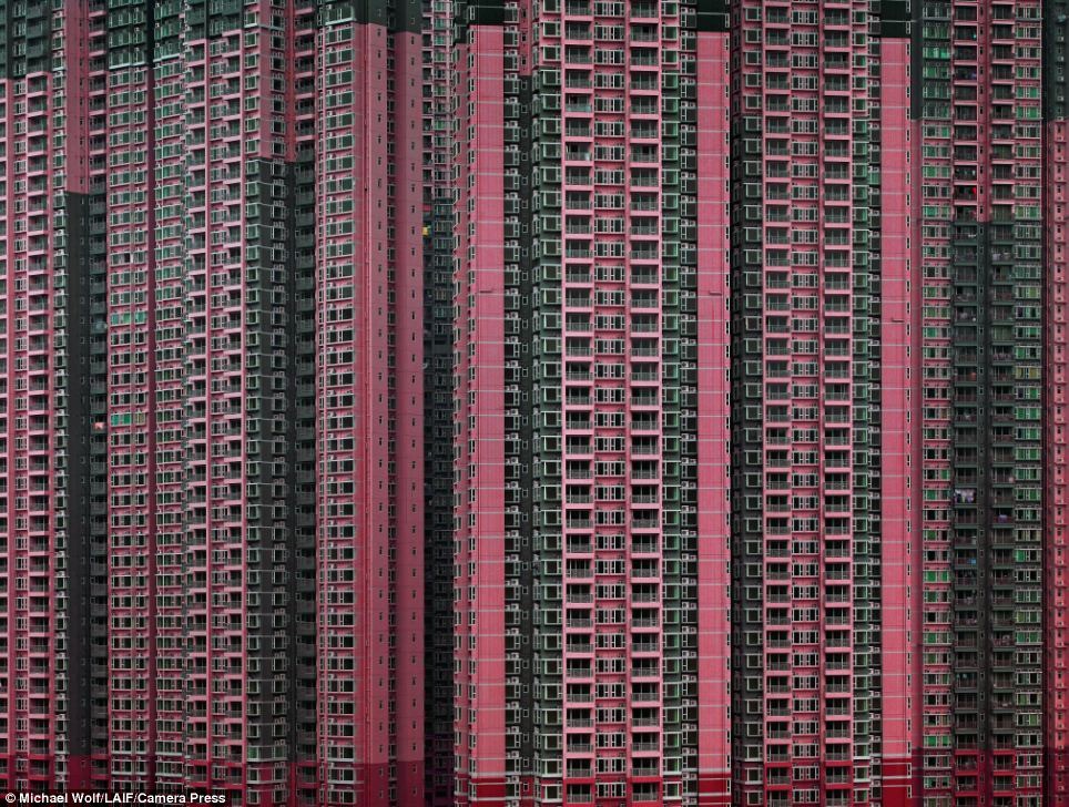 Chính sách đất đai ở Hong Kong là một trong những nguyên nhân khiến "nhà quan tài" vẫn tồn tại giữa thành phố phát triển. Ảnh: Camera Press