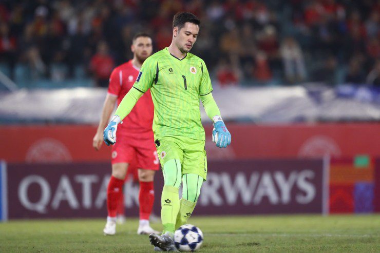 Dù vậy, tham vọng của đại diện V-League bị dội "gáo nước lạnh" ngay phút 11, thời điểm Nguyễn Filip mắc sai lầm dẫn đến bàn thua