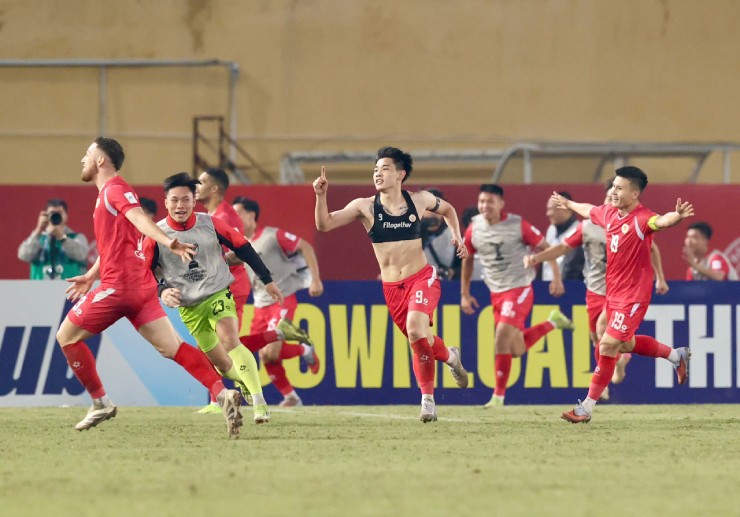 Các cầu thủ đội chủ nhà vỡ òa ăn mừng