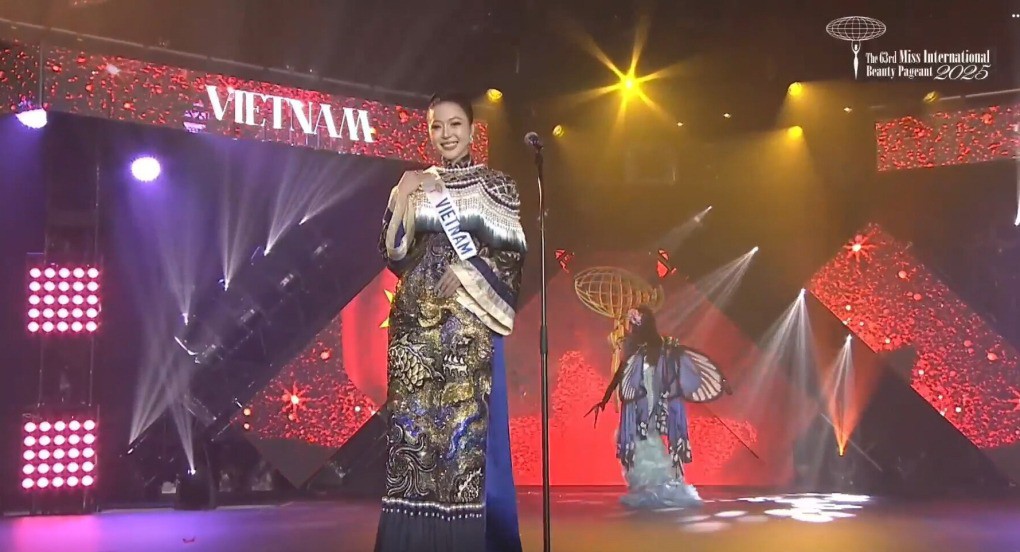 Kiều Duy diện áo dài trong phần giới thiệu.