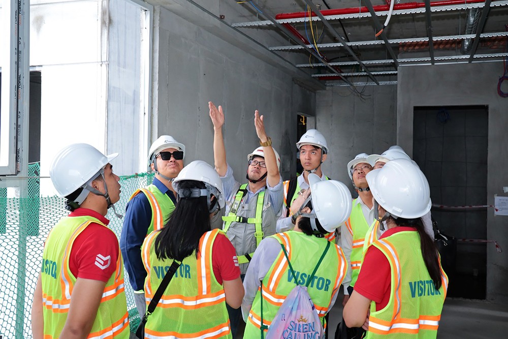 Đặc quyền của những cư dân tương lai The Emerald 68 - trực tiếp kiểm chứng chất lượng căn hộ qua những chuyến site-tour thực tế. (ảnh: Quốc Dũng)