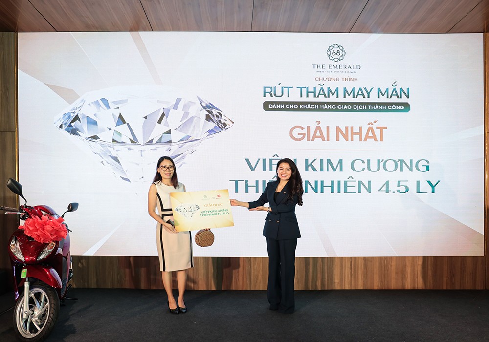 Khách hàng The Emerald 68 trúng thưởng viên kim cương thiên nhiên 4,5 ly tại sự kiện mở bán diễn ra vào ngày 29.8.2025. (ảnh: Quốc Dũng)