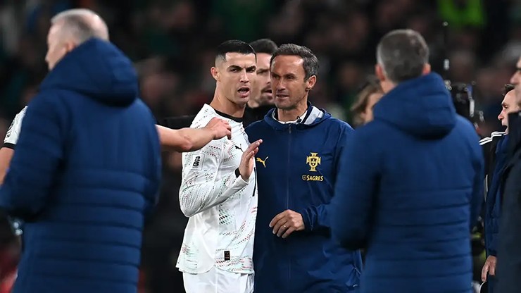 Hành vi đánh cùi chỏ của Ronaldo không thể chối cãi