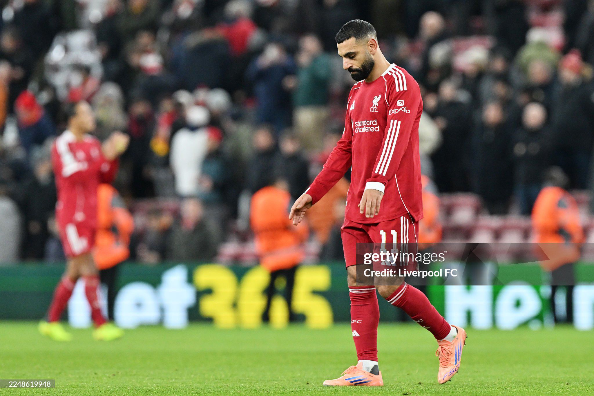 Salah "tàng hình" đủ 90 phút