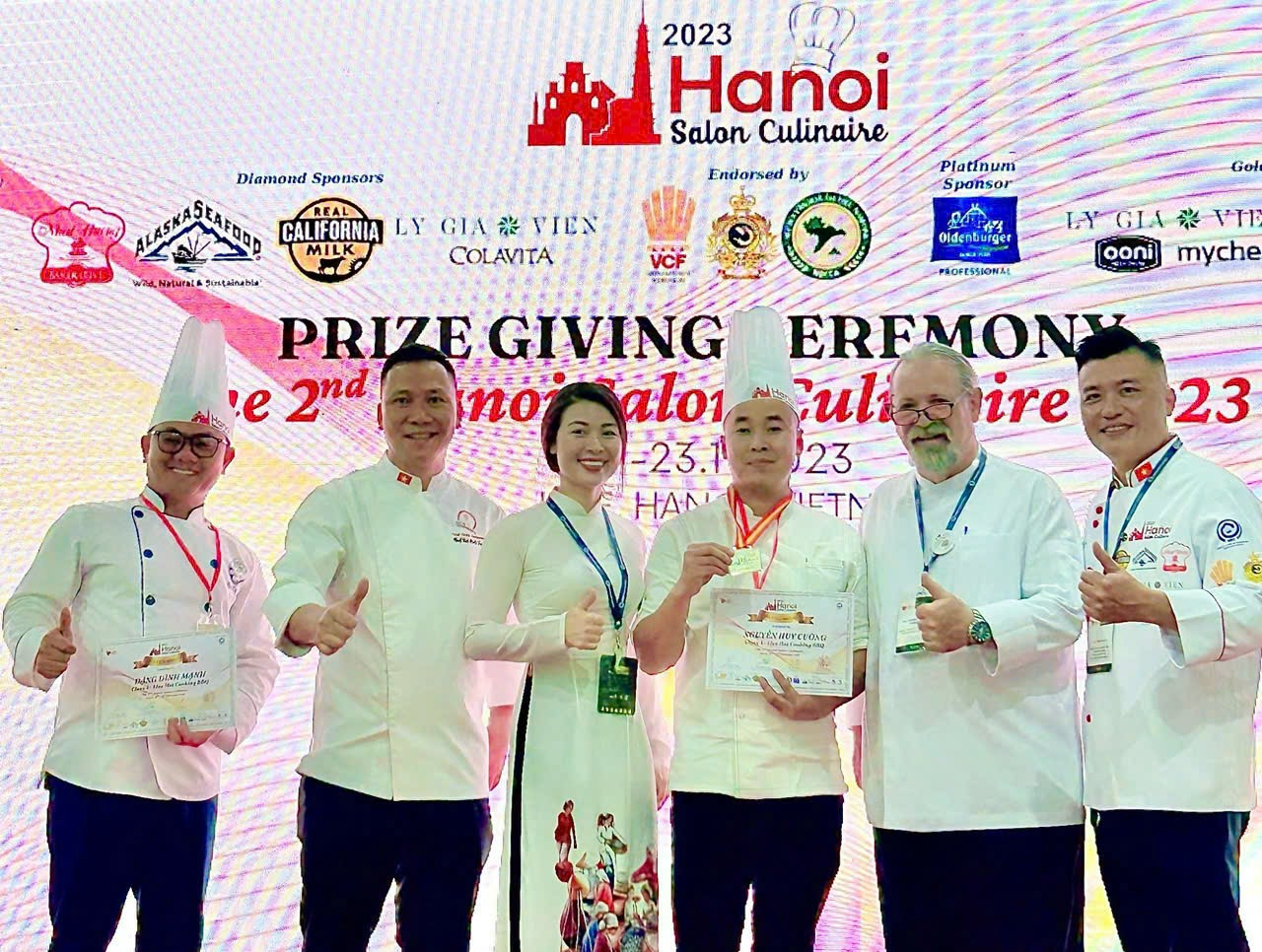 Nghệ nhân Phạm Bá Hà đang làm giám khảo nhiều chương trình ẩm thực nổi tiếng ( người ngoài cùng bên phải)