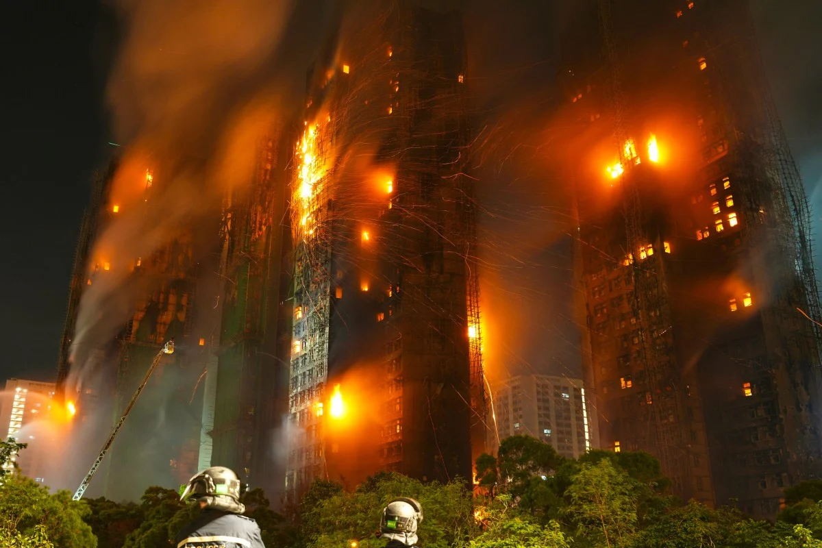 Đây là vụ cháy nghiêm trọng nhất ở Hong Kong trong nhiều thập kỷ. Ảnh: SCMP.