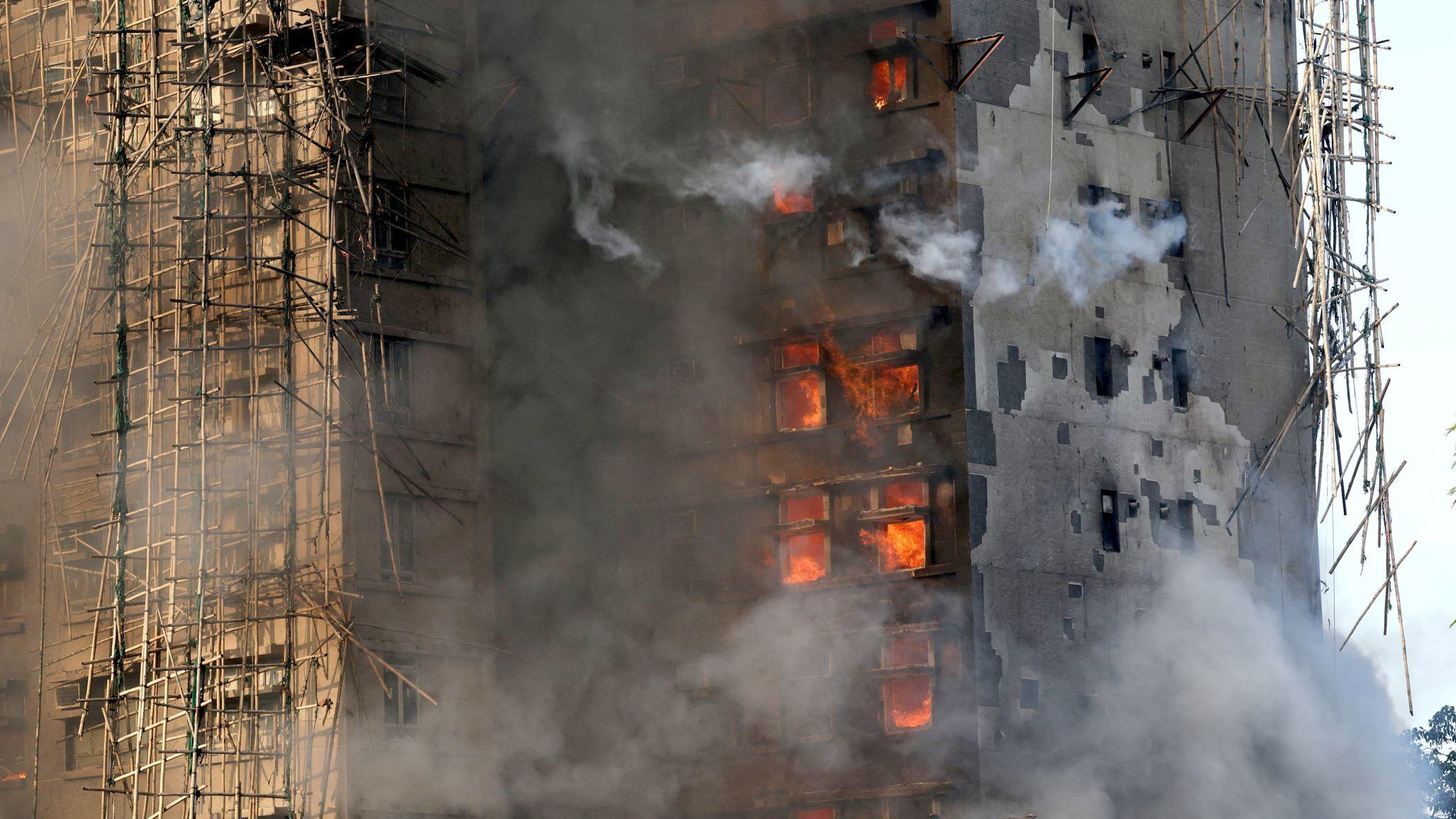 Ngọn lửa lan vào bên trong các tòa căn hộ. Ảnh: Reuters.