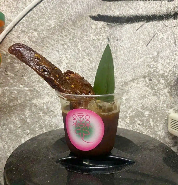 Quái dị món cà phê đầu vịt, giá hơn 160.000đ/ly - 1