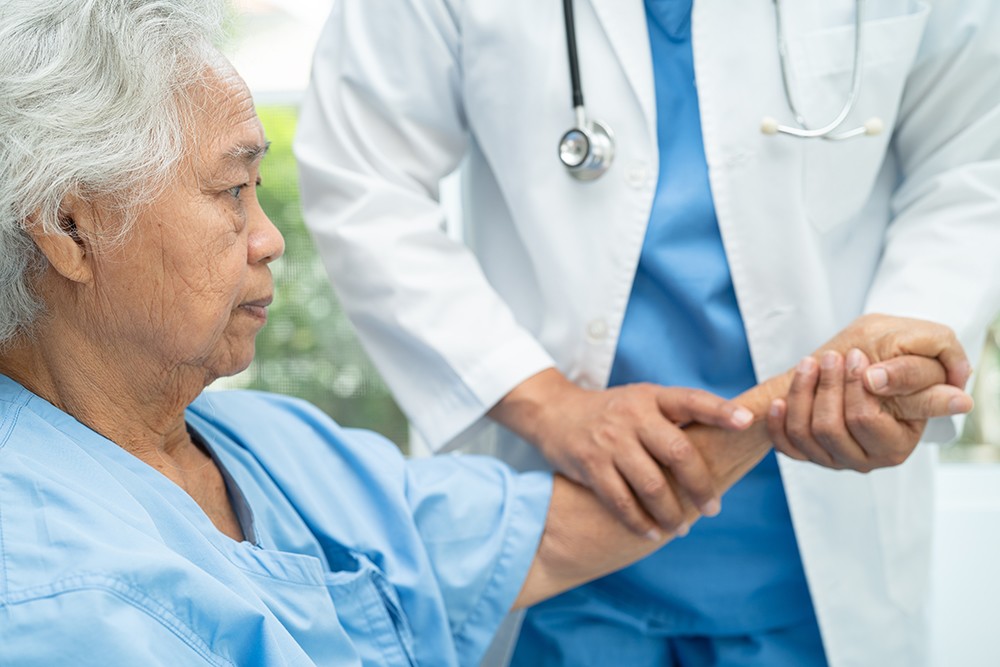 Người cao tuổi cần được tư vấn, theo dõi sức khỏe thường xuyên để phát hiện sớm các dấu hiệu bất thường. Ảnh minh họa: Shutterstock