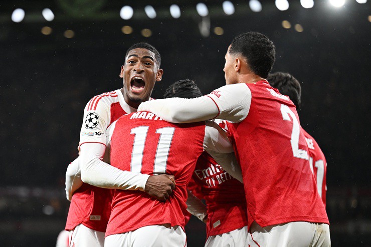 Arsenal nhấn chìm Bayern Munich tại Emirates