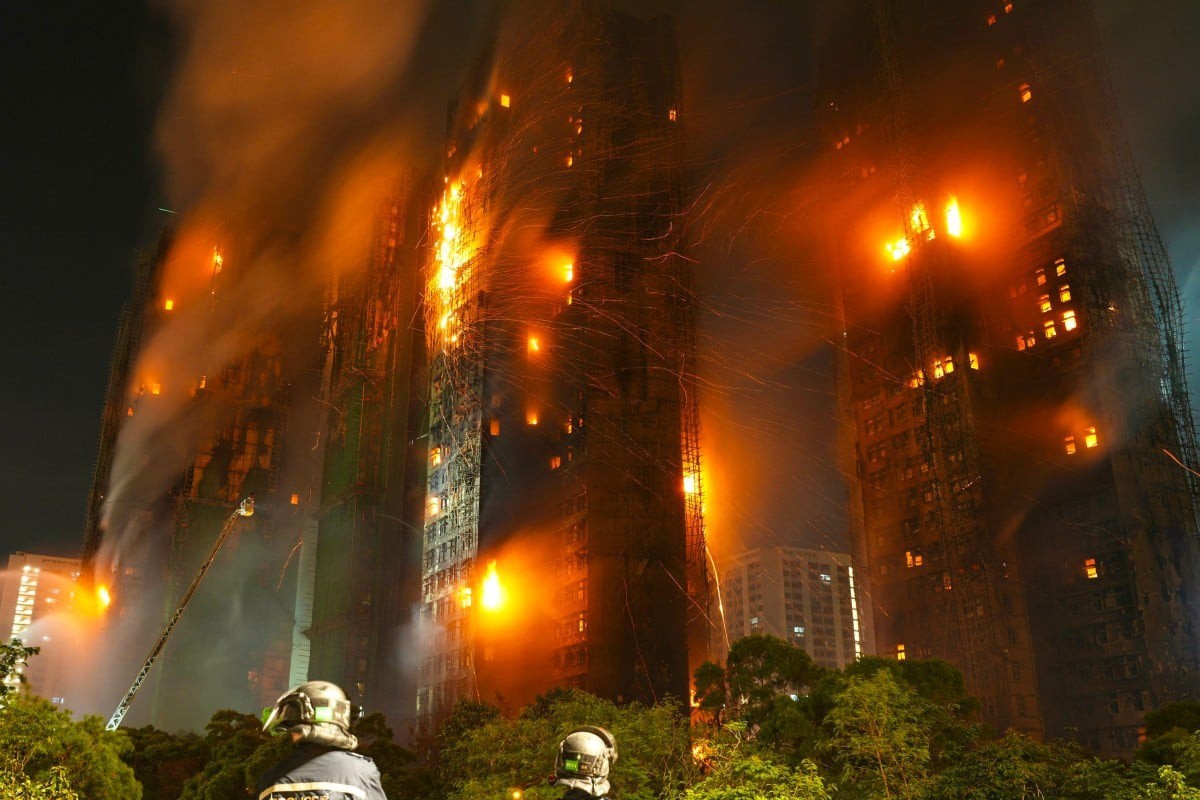 Lực lượng cứu hỏa nỗ lực dập tắt đám cháy nhưng lửa lan quá nhanh. Ảnh: SCMP