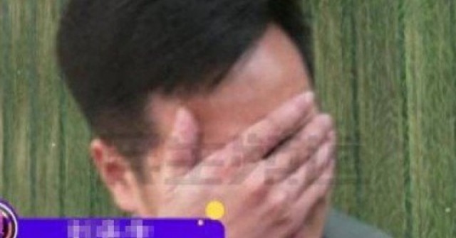 Chồng bật khóc khi phát hiện vợ tặng 2,5 tỷ đồn...