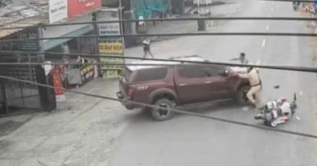 Clip tài xế xe bán tải liều lĩnh húc ngã mô tô ...