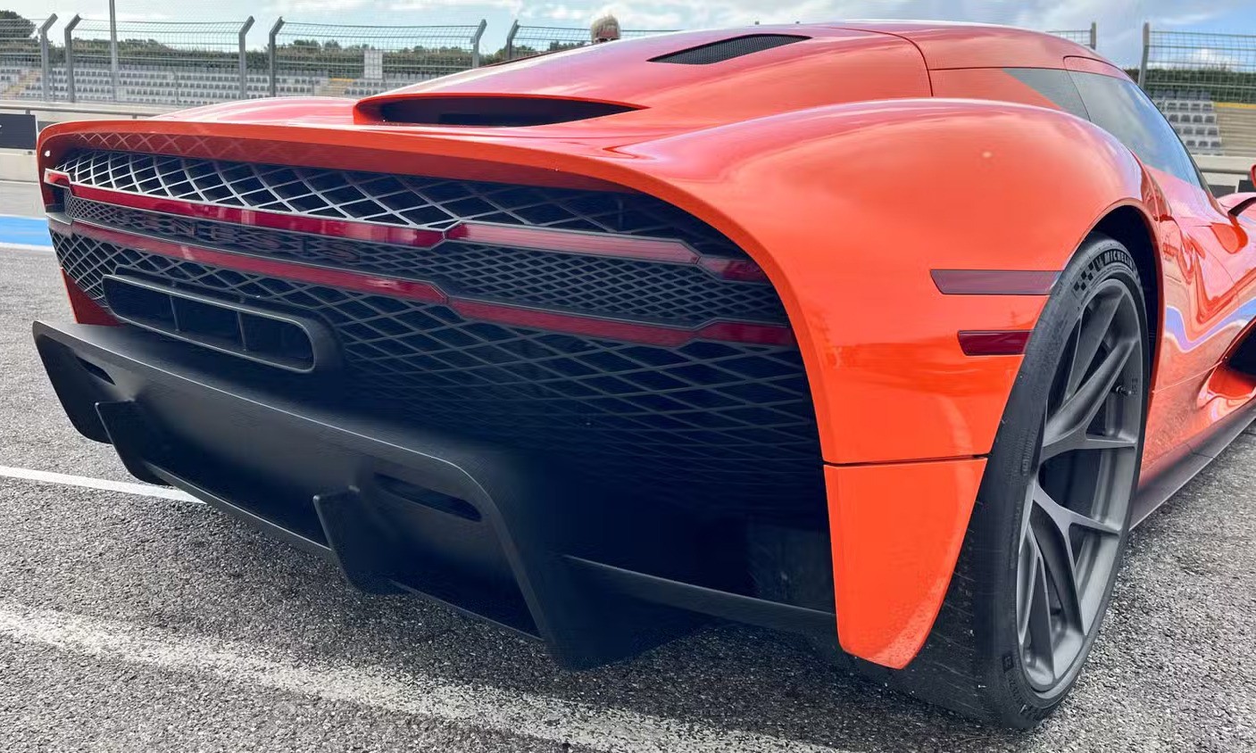 Mẫu concept này nhiều khả năng trang bị động cơ V8.