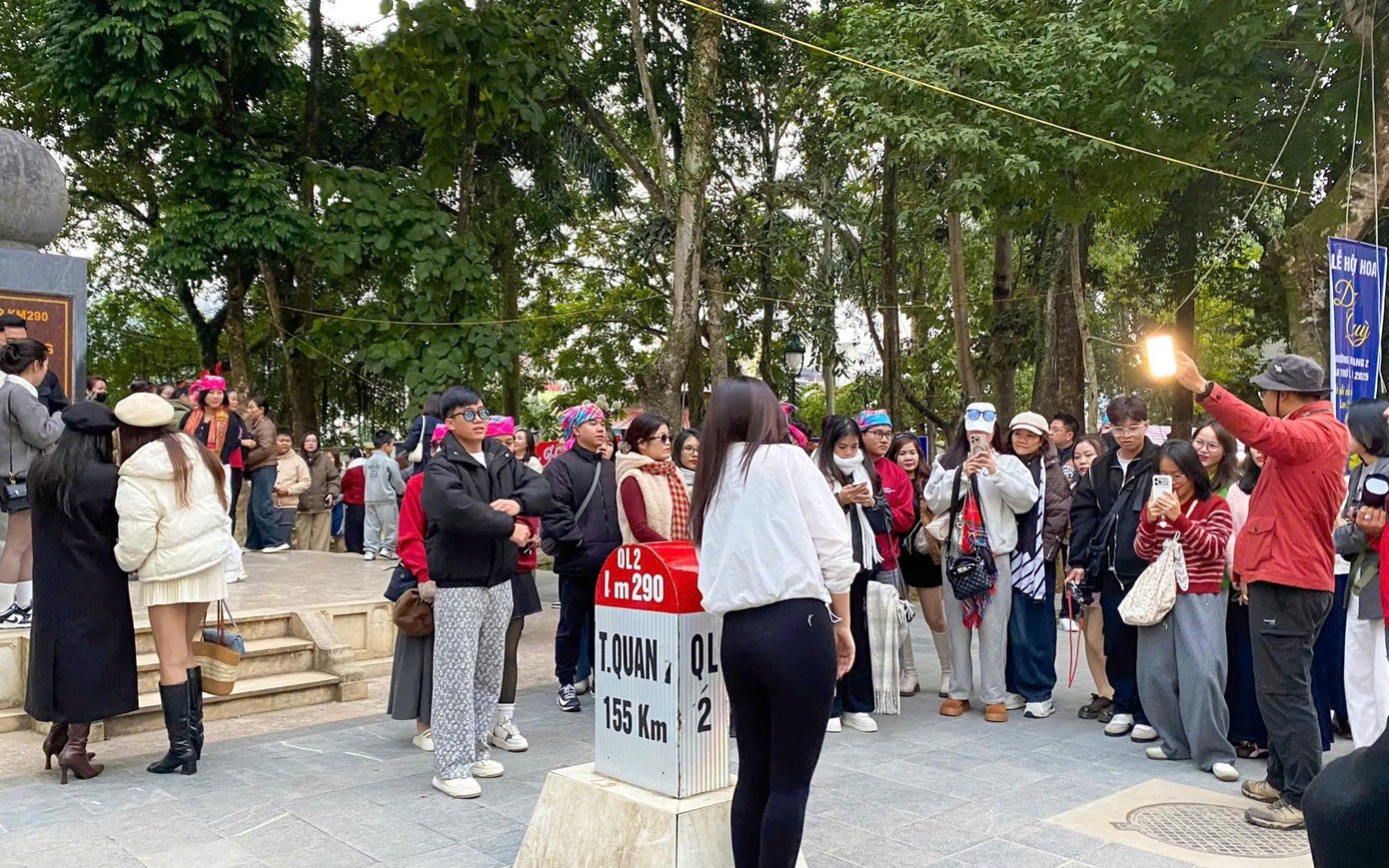 Đông đảo các bạn trẻ, du khách xếp hàng check-in với cột mốc Km0 Hà Giang.
