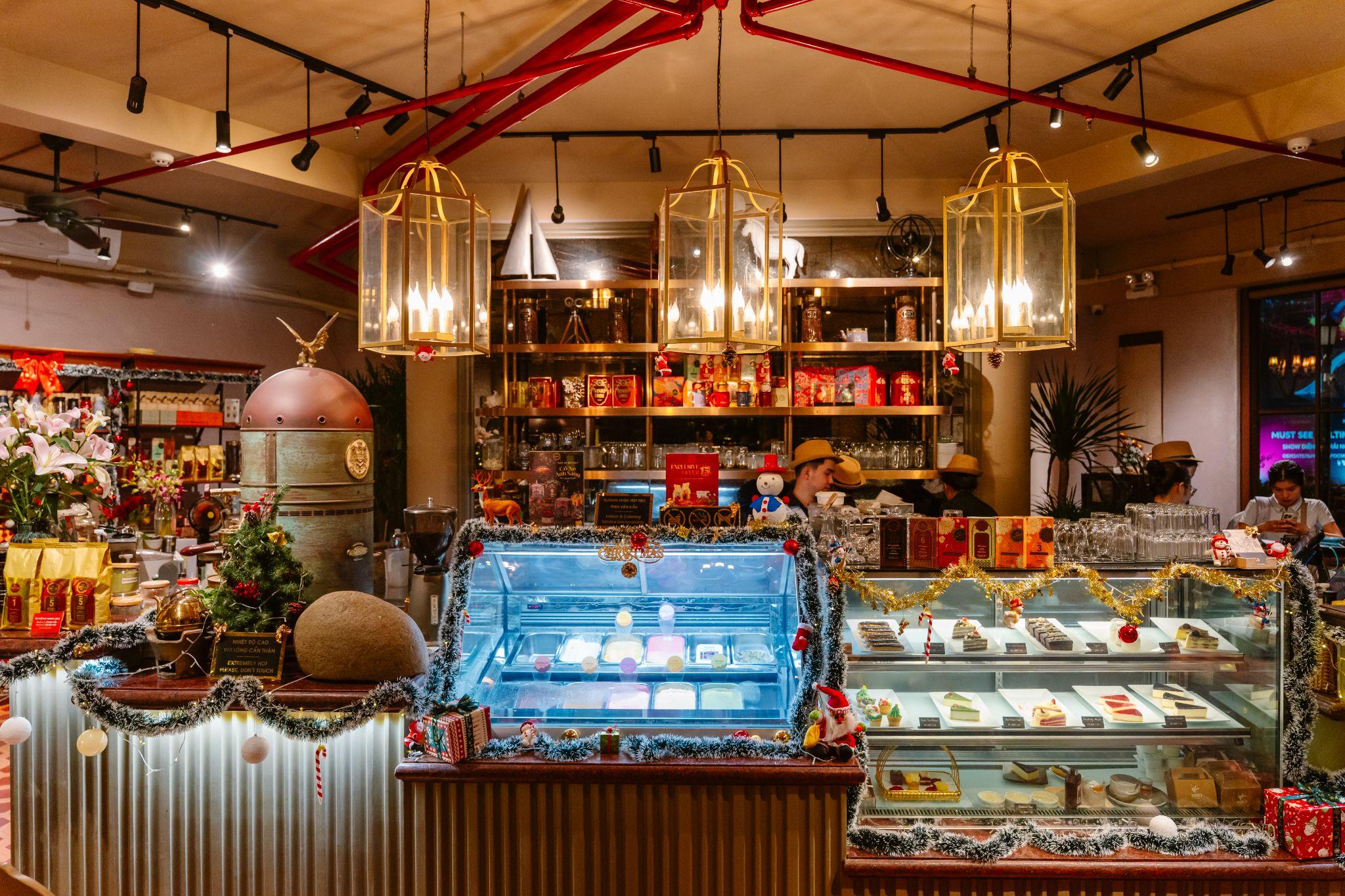 Các cửa tiệm Sunset Bazaar ngập tràn ánh đèn và sắc màu Giáng Sinh