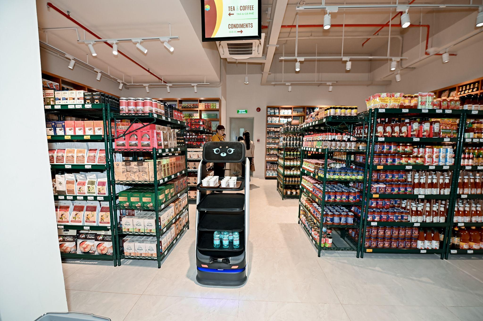 Siêu thị Mena Gourmet Celesta Rise đem lại trải nghiệm cao cấp, áp dụng các công nghệ tiên tiến như robot phục vụ
