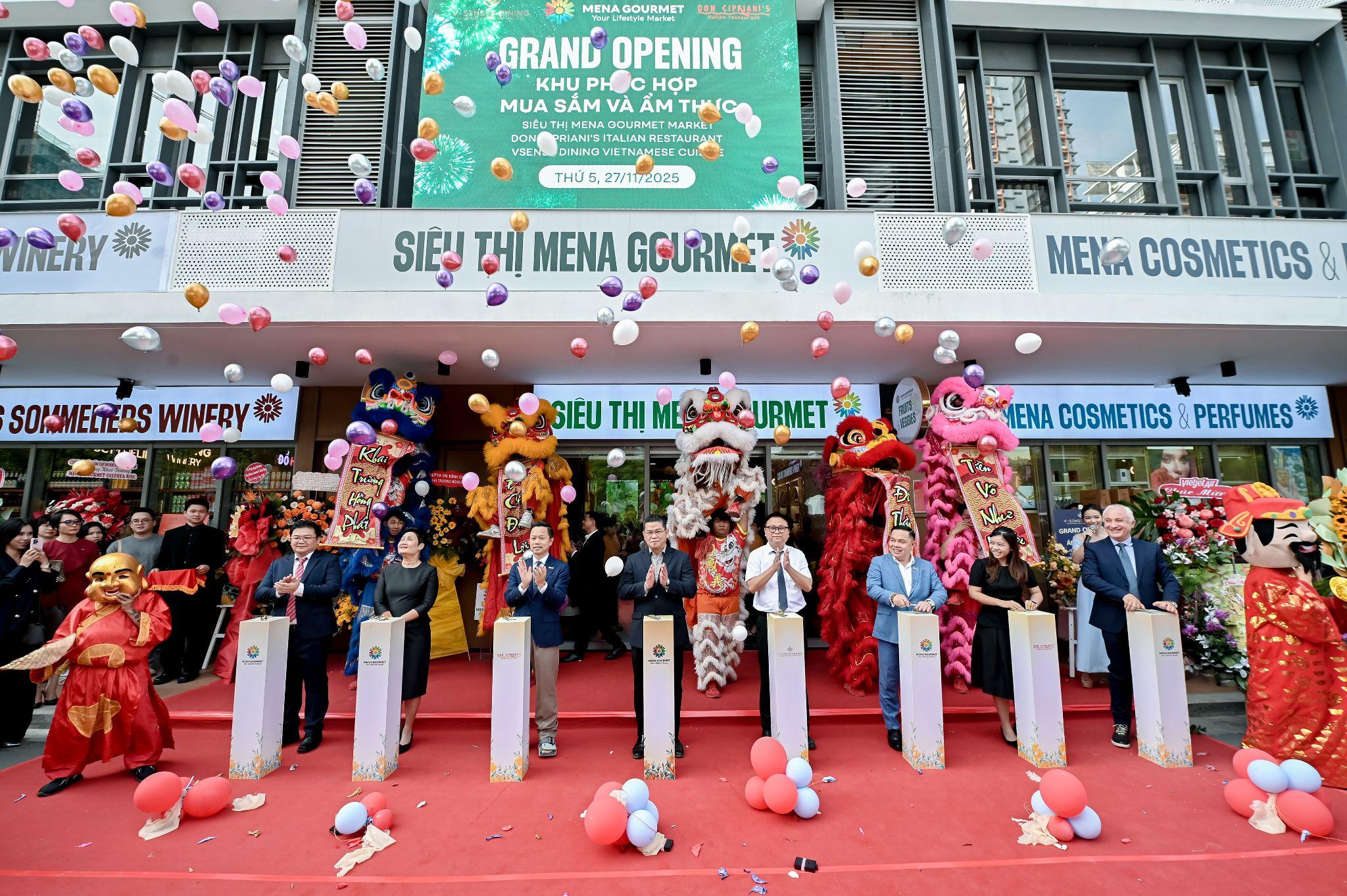 Ông Trần Minh Hiến - Phó Chủ tịch UBND Xã Nhà Bè tham gia cắt băng khánh thành tại sự kiện