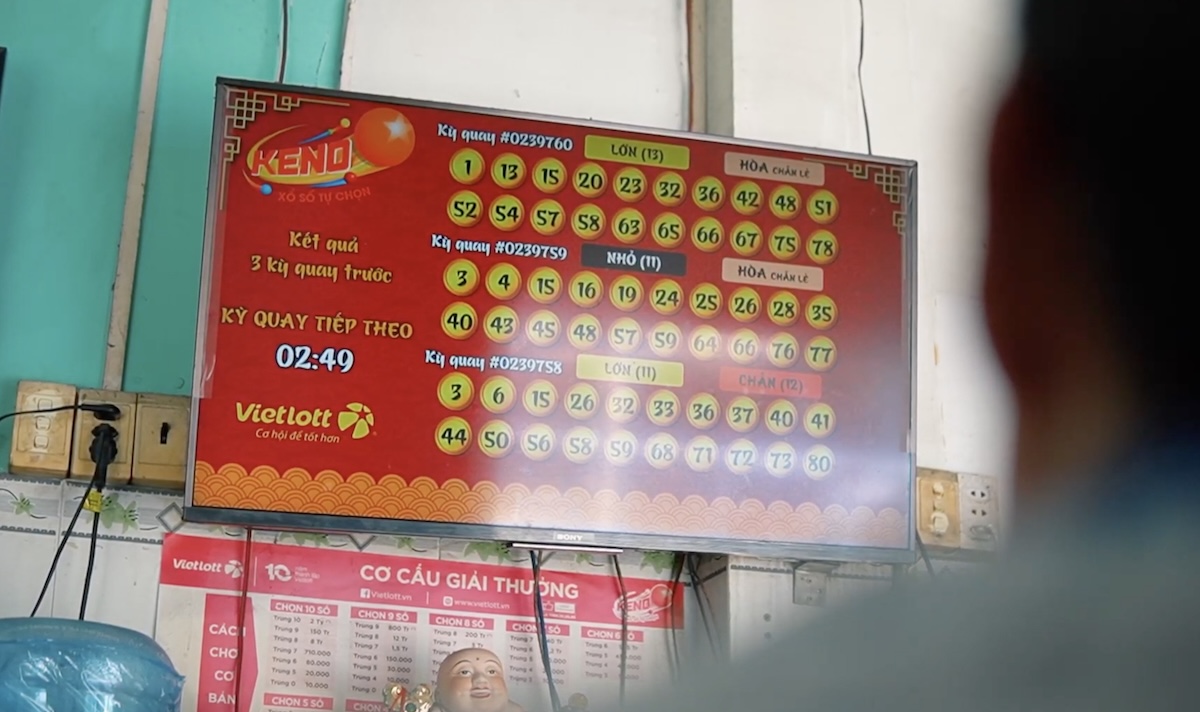 Khách hàng có thể xem trực tiếp kết quả xổ số Keno trên màn hình lớn.