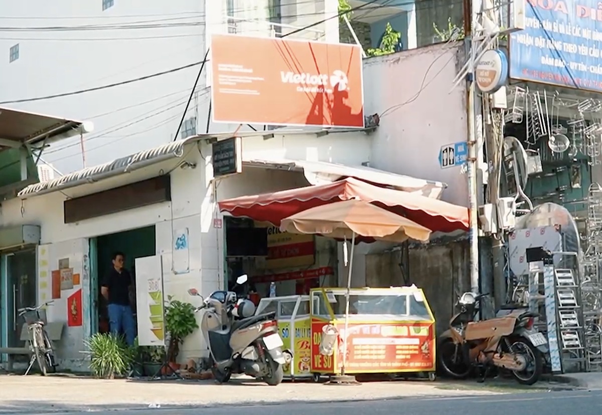 Điểm bán vé số Vietlott được ví von là “góc nhỏ của cơ hội” của anh Vinh.