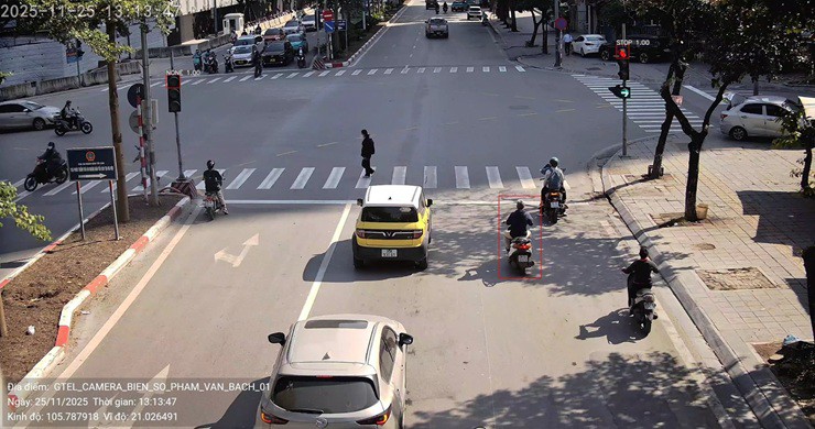 Hình ảnh người điều khiển xe máy không đội mũ bảo hiểm được camera A.I phát hiện (Ảnh: Cục Cảnh sát giao thông).