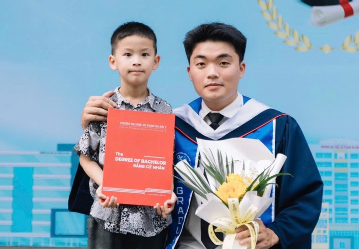 Phúc Sơn và cháu trai trong lễ tốt nghiệp. Ảnh: NVCC