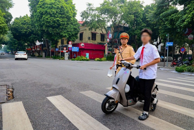 Hình ảnh học sinh điều khiển phương tiện không đội mũ bảo hiểm.