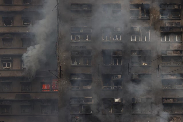Giàn giáo tre góp phần khiến đám cháy lan nhanh, khó kiểm soát. (Ảnh: Reuters)